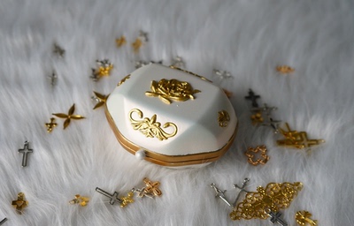 taobao agent [New Year Dog 1x Group] Undefeated Event Book Mo Yi Proposal Ring Cingle Box Mo Yi Ring Box Resin Material