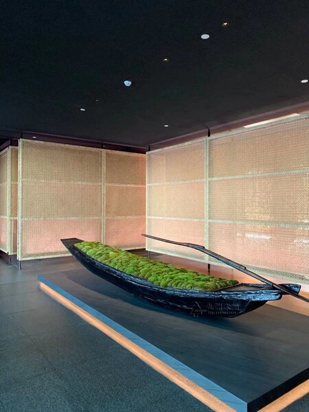 Деревянная лодка античный декоративный Деревянный корабль черный корабль фотография реквизит Лодка дерево украшение декоративный Цветочная лодка пейзаж Лодка на открытом воздухе