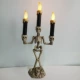 Скелетная золота с тремя подсвеченными свечами