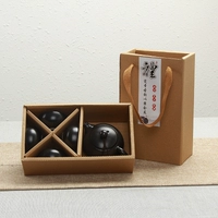 Подарочная коробка оснащена кастрюлем из 4 чашек черного