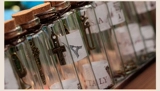 Бесплатная доставка 12 ностальгическая ретро -дерево Сьючительские бутылки мини -стеклянные ремесла Небольшие творческие студенты подарки на день рождения подарки