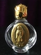 Древний золотой металлический резьба с девственной бутылкой с священной водой Гупро