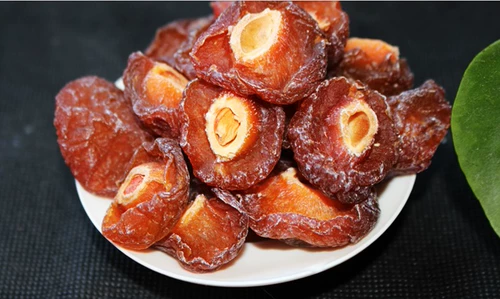 Половина сливы и половина высушенной сливы.