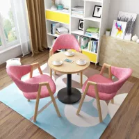 Розовая ткань один стол три стулья