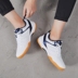 Chính hãng kéo trở lại giày lưới thoáng khí sneakers gân dưới non-slip đáy mềm giày trong nhà cầu lông giày giày sục thể thao Giày cầu lông