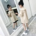 Áo khoác bé gái áo gió trẻ em phiên bản Hàn Quốc của cổ áo búp bê dài trẻ em áo khoác ngoài dài tay 2019 kiểu mới mùa xuân - Áo khoác