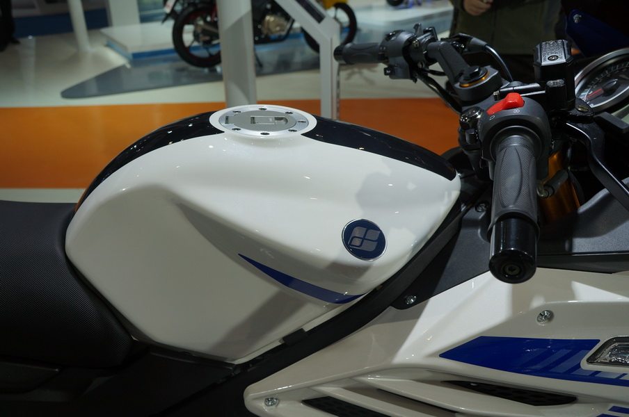 隆鑫gp200街头霸王6档带平衡轴t发动机个性跑车摩托车