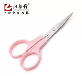 Ножницы ручной работы DIY офисные канцелярские товары, размещенные с ручной режущей сталью.