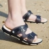 Dép nam mùa hè dép mới dép đi biển đôi giày lỗ sử dụng một từ dép chống trượt học sinh dép và dép phiên bản Hàn Quốc giày tây nam Sandal