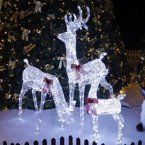 Рождество три семейного домашнего светлого оленя Большой отель сцены