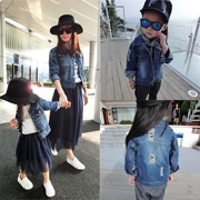 Mùa xuân cha mẹ con xuân 2018 mới gia đình sóng ba gia đình thời trang mẹ và con gái áo khoác denim bé gái