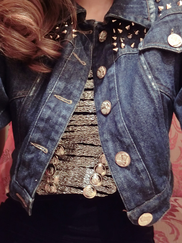 外套 商品详情 纯手工钉制艺术品,单件衣服上面有400多个纯金属铆钉