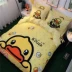 Vibrato nhỏ màu đỏ vịt vàng gia đình cotton cartoon ròng của bốn đứa con ba chàng trai và cô gái công chúa phong cách giường bông - Bộ đồ giường bốn mảnh