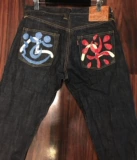 Кошачий брат Япония приобретает японские джинсы на спинке ручной