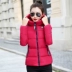 Áo chống mưa cotton ngắn cho nữ sinh viên đại học gió phiên bản Hàn Quốc của xu hướng thời trang nữ cỡ lớn 170 pounds thời trang áo khoác cotton - Bông