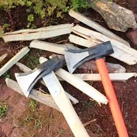 Длинная ручка, большой топор, ухудшение дров и режущих деревьев и режущих пластиковых ручек с тренером, чтобы разрезать дрова и разрезать топор молотка.
