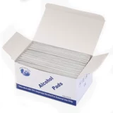 Одноразовый алкогольный хлопчатобумажный панель на открытом воздухе. Продукты по неотложной помощи.