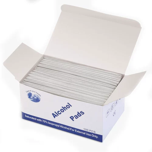 Одноразовый алкогольный хлопчатобумажный панель на открытом воздухе. Продукты по неотложной помощи.