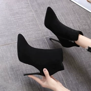 Giày bốt mũi nhọn ngắn dành cho nữ 2021 mùa thu đông phong cách mới màu đen nổi tiếng trên Internet Giày bốt Martin cao gót đa năng gót nhọn bốt màu da bốt mỏng