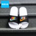 Nike Nike Benassi JDI Nam đầy màu sắc chữ thể thao dép không trơn trượt CJ4608-071 - Dép thể thao dép gà Dép thể thao