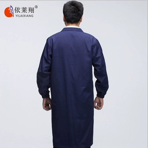 Синий пальто длинный -нанесенный на склад экспериментального склада.