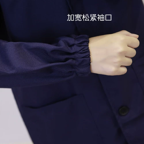 Синий пальто длинный -нанесенный на склад экспериментального склада.