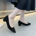 giày cao cổ nữ hàn quốc Giày cao gót chuyên nghiệp đế dày nữ 2022 mới da lộn mũi nhọn màu đen nghi thức làm việc gót thấp giày đơn nhỏ dành cho học sinh sục thể thao độn đế Giày cao gót