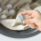 Стиральная машина в стиральной машине, чтобы удалить артефакт шар для волос, не повредит ткани