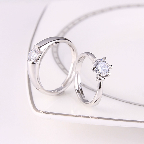 Свадебные принадлежности, пара колец, кольца с искусственными бриллиантами, свадебный реквизит, обручальные кольца, парные кольца, пара открытых мужских и женских украшений.