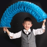 Изменить цветовое цветочное кольцо танцоры, держащие цветы с большой групповой гимнастикой