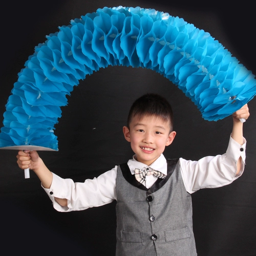 Изменить цветовое цветочное кольцо танцоры, держащие цветы с большой групповой гимнастикой