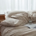 Nhật bản phong cách cotton linen lưới nhỏ rửa sạch bông đơn giản ba hoặc bốn bộ cotton quilt cover màu rắn tấm ga trải giường 笠 bộ đồ giường Bộ đồ giường bốn mảnh