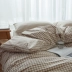 Nhật bản phong cách cotton linen lưới nhỏ rửa sạch bông đơn giản ba hoặc bốn bộ cotton quilt cover màu rắn tấm ga trải giường 笠 bộ đồ giường