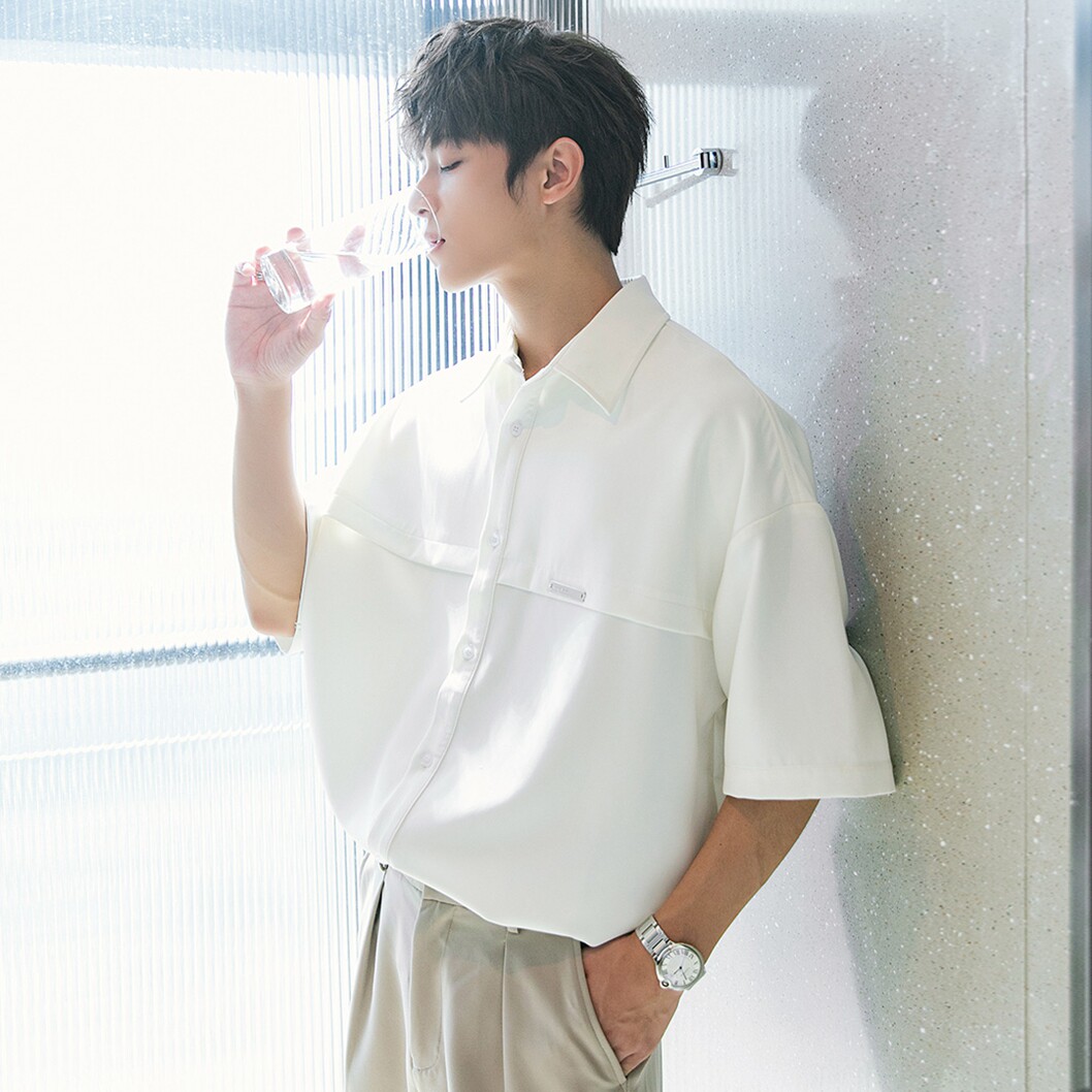 A light and mature short-sleeved shirt for men in summer, a thin and high-end, loose half-sleeved shirt with a cool and drape look, a white inch shirt