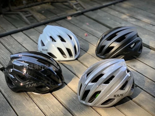 Скейтборд для уличного катания, шлем, Италия