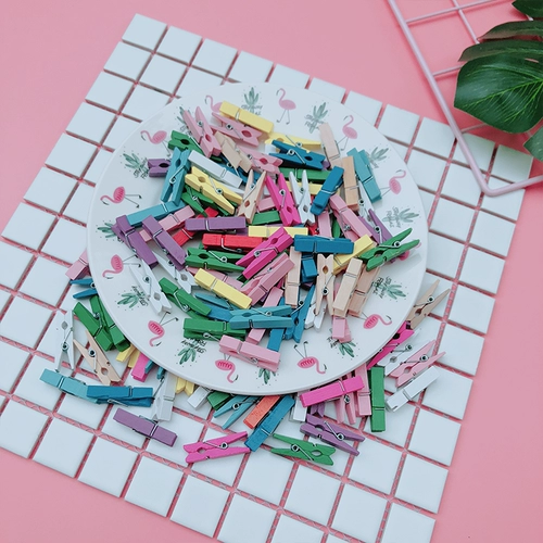 Цветная маленькая деревянная зажим