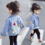 Trẻ em mặc mùa thu 2019 mới cho bé gái áo khoác denim trẻ em mùa xuân và mùa thu áo sơ mi dài tay cho bé quần áo thời trang nước ngoài - Áo khoác áo khoác trẻ em hàn quốc