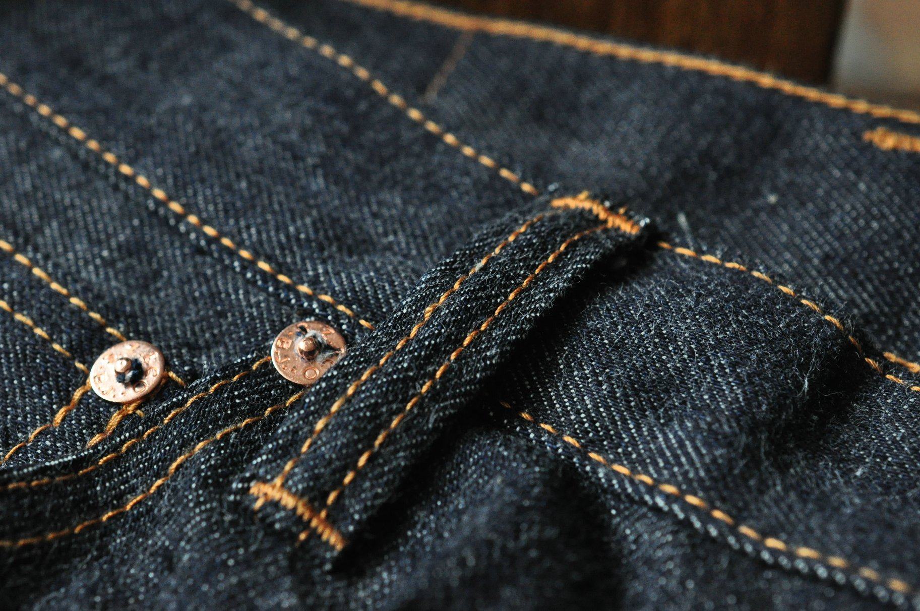 裤袢的鼓起细节,常规牛仔裤都不会有的小细节