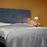 Помидовый дизайн, производимый в нордической ткани, современная минималистская сеть красная световая роскошная роскошная роскошная роскошная кровать с твердой деревянной кровать