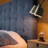 Помидовый дизайн, производимый в нордической ткани, современная минималистская сеть красная световая роскошная роскошная роскошная роскошная кровать с твердой деревянной кровать