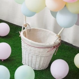 Сеть красного воздушного воздушного шара баллон в корзину макарон -шар предложение, прекрасная дневная вечеринка для вечеринок.