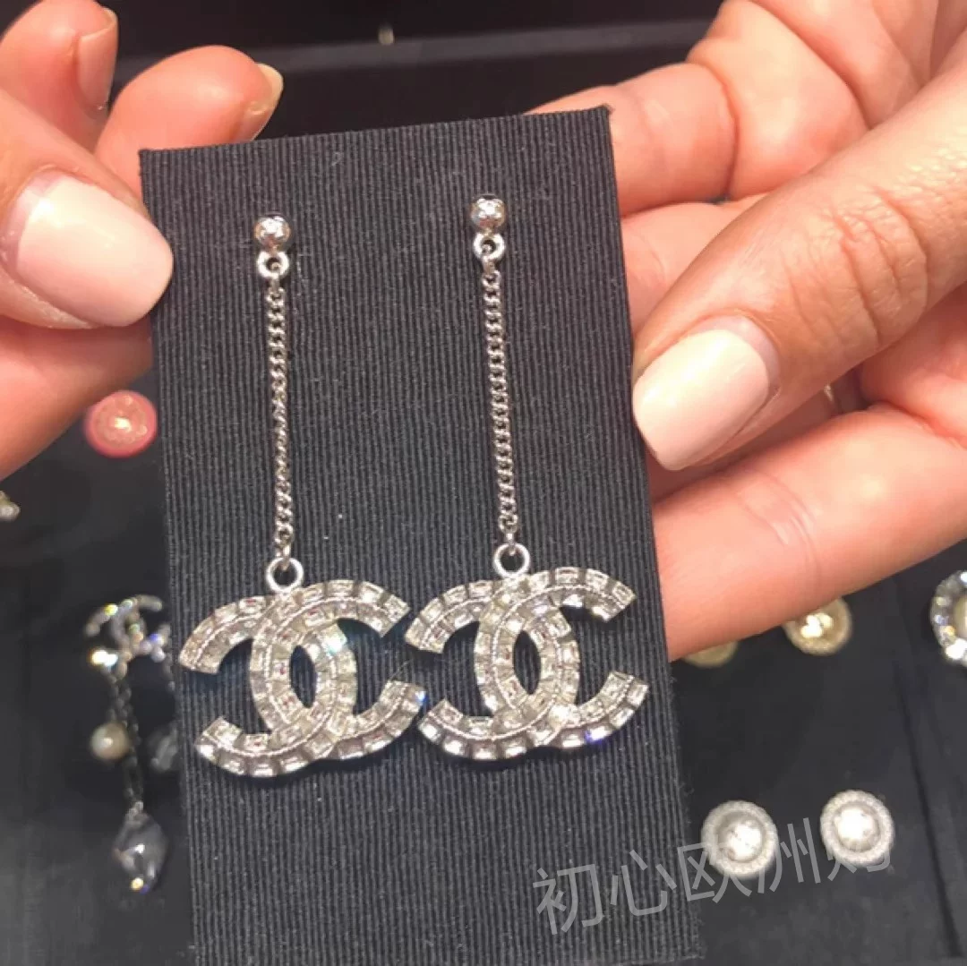 Классические серьги Chanel с жемчужинами и надписями, украшенные бриллиантами