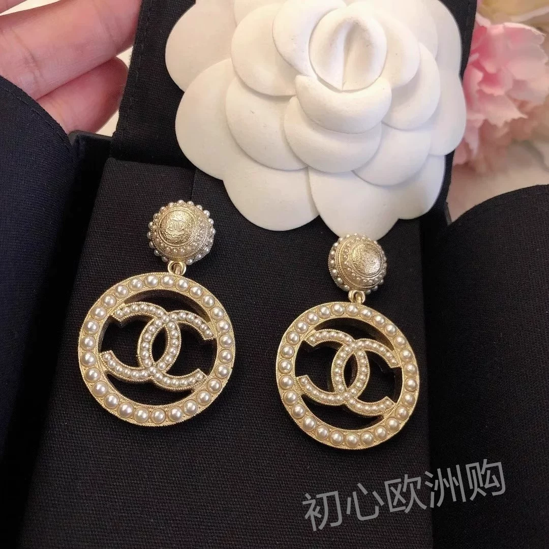 Классические серьги Chanel с жемчужинами и надписями, украшенные бриллиантами