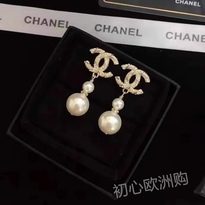 Классические серьги Chanel с жемчужинами и надписями, украшенные бриллиантами