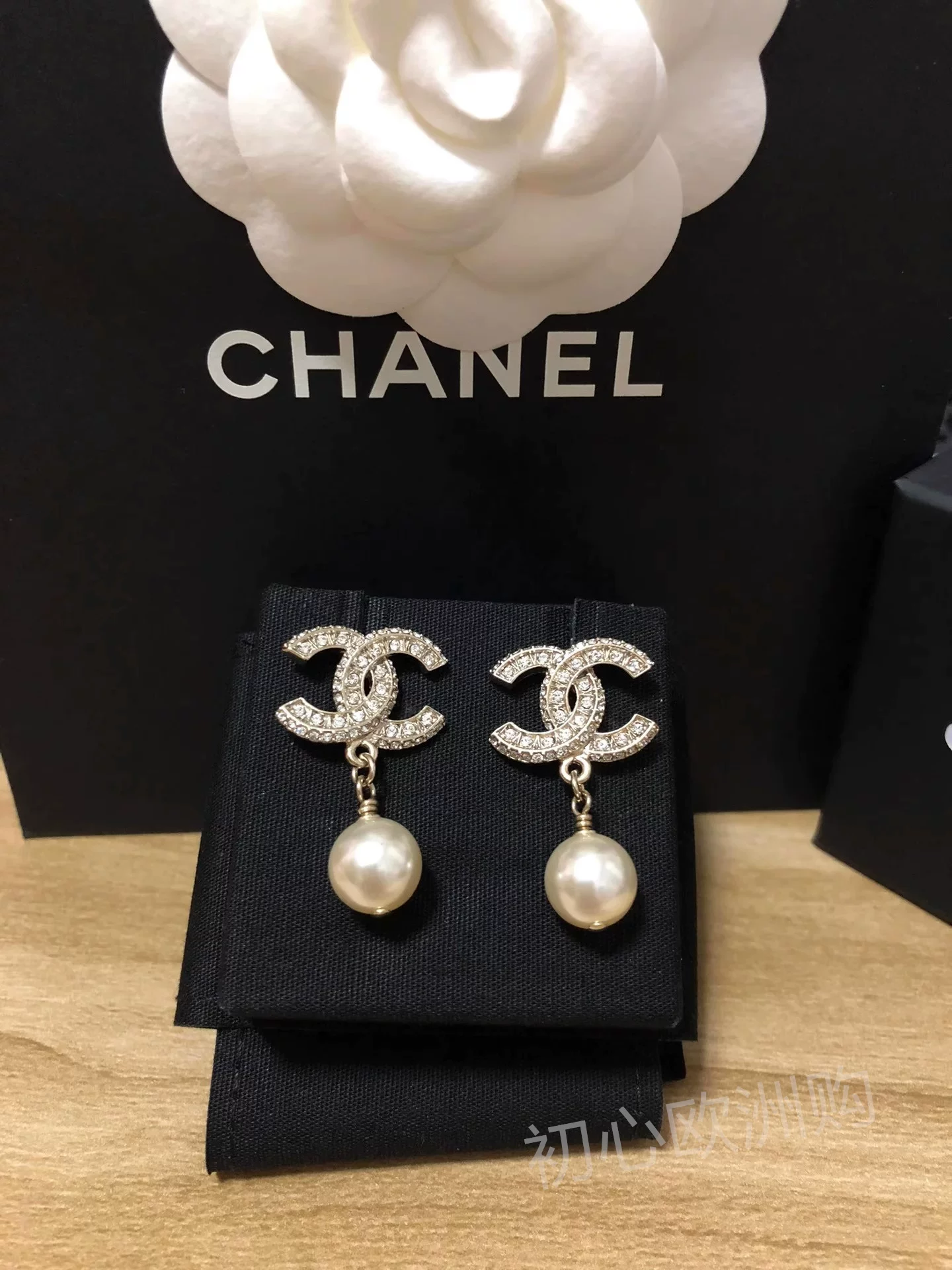 Классические серьги Chanel с жемчужинами и надписями, украшенные бриллиантами