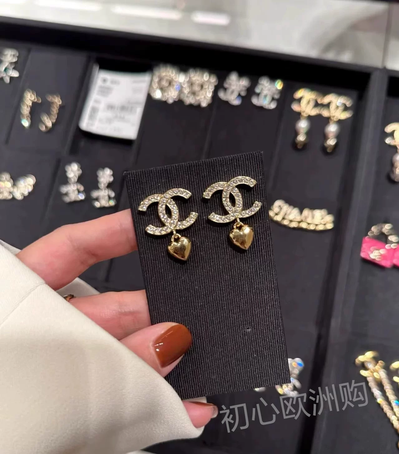 Классические серьги Chanel с жемчужинами и надписями, украшенные бриллиантами