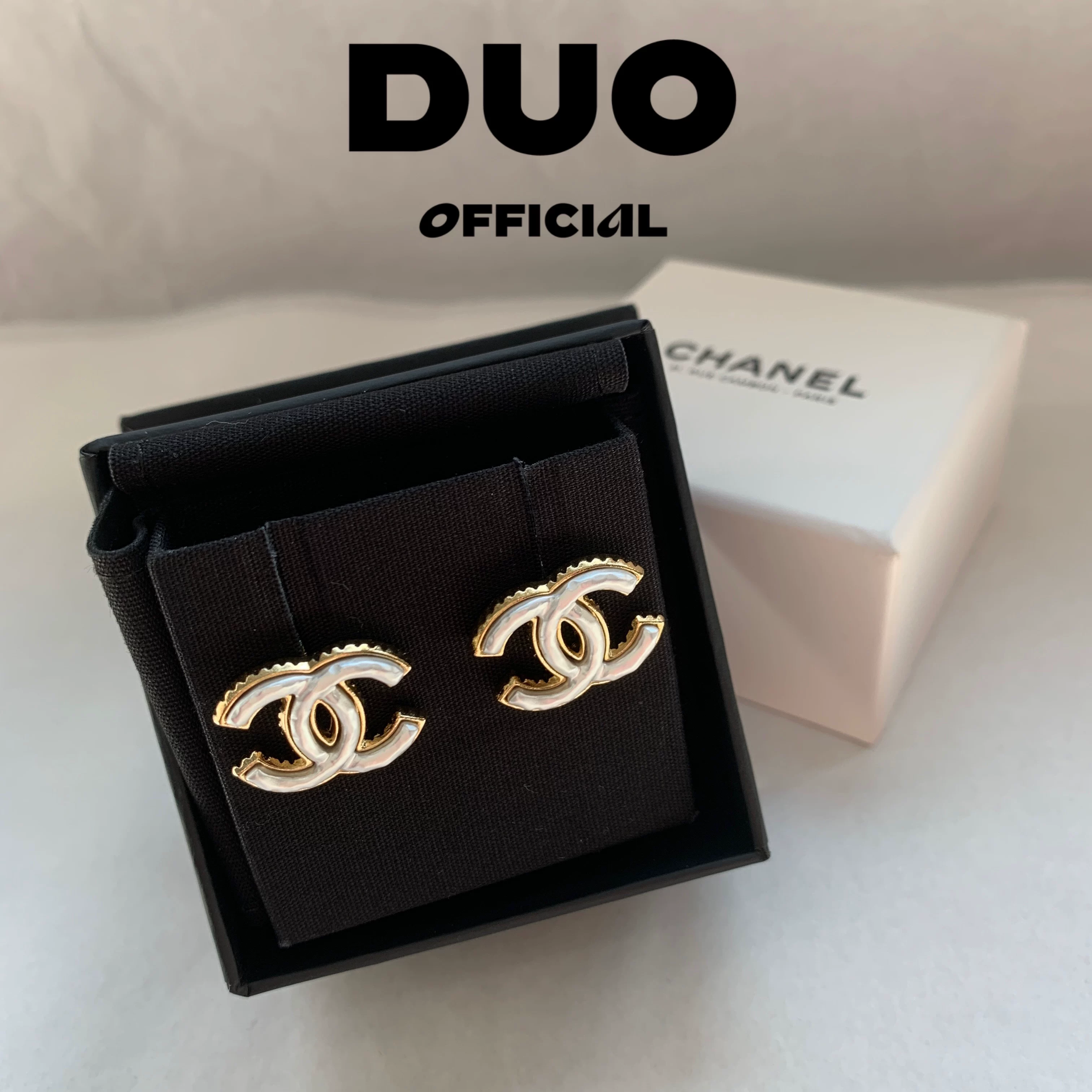 CHANEL Chanel 23 New 23A Classic Double C White Fritillaria Permeter Earlier Earrings Earrings