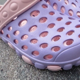 Женские тапочки в стиле Crocs, модные мюли, босоножки, коллекция 2018 года, закрытый носок, мягкая подошва, увеличивают рост