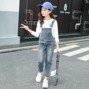 Cô gái denim bib 2019 xuân mới trẻ em phiên bản Hàn Quốc của cô gái nước ngoài Cô gái nhỏ quần jeans trẻ em quần lớn - Quần jean