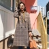 Áo khoác kẻ sọc Seven Gege nữ dài mùa đông thủy triều phiên bản Hàn Quốc của bộ đồ mùa đông qua áo khoác đầu gối - Áo Hàn Quốc